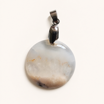 🔮 Pendentif en Agate Blanche avec Inclusions Naturelles – Forme Ronde