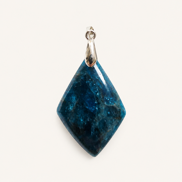 🔹 Pendentif en Apatite Bleue – Forme Losange Élégante