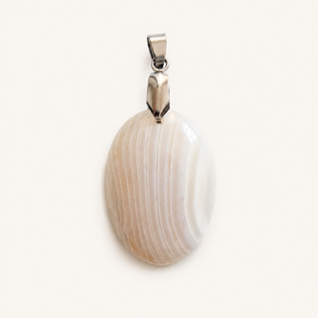 Pendentif en Agate Rubanée Beige – Douceur, Équilibre et Stabilité