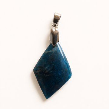🔹 Pendentif en Apatite Bleue – Pierre de Motivation et de Communication
