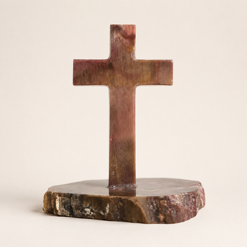 Croix Sculptée en Jaspe sur Socle Brut – Foi Ancrée